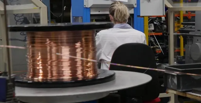 photo  les employés de delta neo travaillent sur plus de 300 machines, la plupart conçues en interne.  &copy;  archives le maine libre 