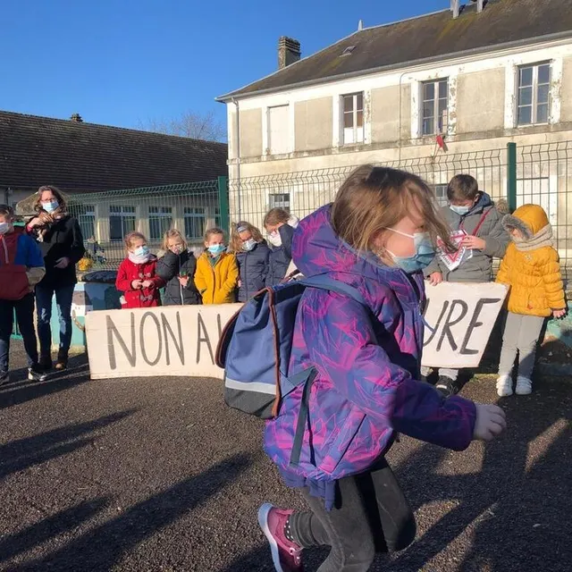 photo après leur protestation, jeudi 18 février, contre la fermeture d’une classe en septembre 2021, les parents d’élèves de chailloué feront de même ce vendredi.  ©  ouest-france