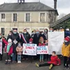 photo  élus de la communauté de communes des sources de l’orne et parents d’élèves se sont réunis ce vendredi 19 février 2021 devant l’école de chailloué pour protester contre l’annonce de fermeture d’une des six classes. 