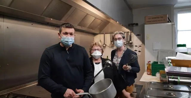 photo  les deux restaurateurs de la commune ont été sollicités pour confectionnerles repas qui seront distribués aux seniors.  &copy;  val-au-perche 