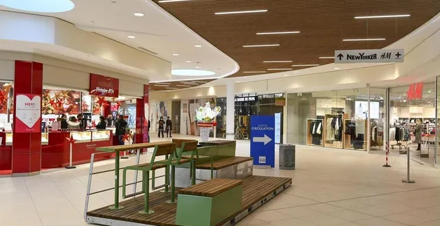 photo  le centre sud a récemment rénové sa galerie. le mobilier des espaces de circulation a été renouvelé.  &copy;  archives le maine libre – yvon loué 