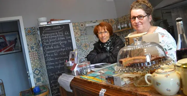 photo  avec des bénévoles comme marie-jo minot, christine gireau (à droite) a créé l’art tisane, le premier café associatif du thouarsais.  &copy;  archives co 