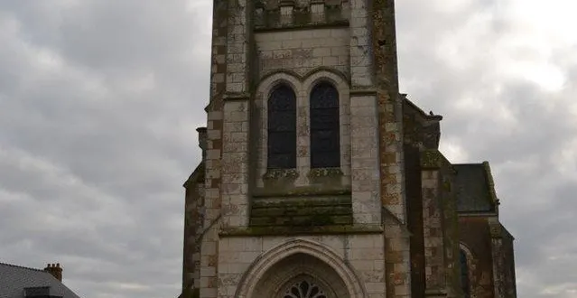 photo  la place de l’église est interdite au stationnement et aux piétons.  &copy;  le maine libre 