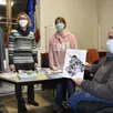 photo des membres de la commission communication présentant le bulletin municipal avant sa distribution.