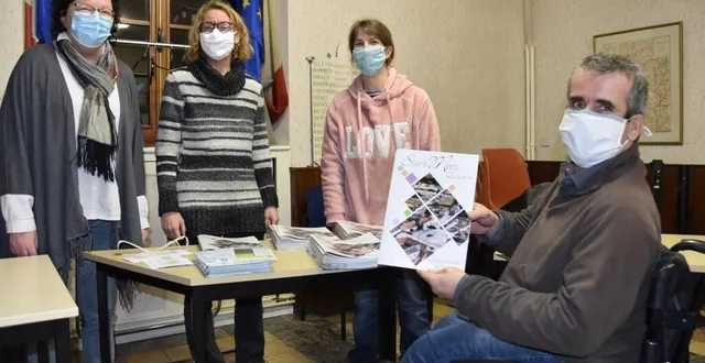 photo  des membres de la commission communication présentant le bulletin municipal avant sa distribution.  &copy;  le maine libre 