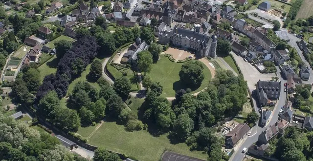 photo  perché sur une butte à plus de 240 m d’altitude, le château de montmirail domine le village.  &copy;  philippe chérel / ouest-france 