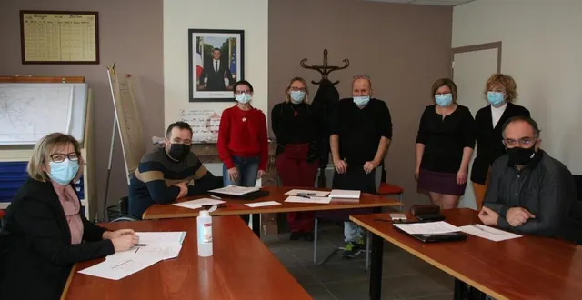 photo  de gauche à droite : cécilia vaucelle, diététicienne, fabien tortevois, conseiller en charge de la restauration, et les membres de la commission.  &copy;  le maine libre 