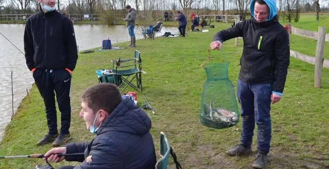 photo  les pêcheurs sont venus en famille, samedi.  &copy;  ouest-france 