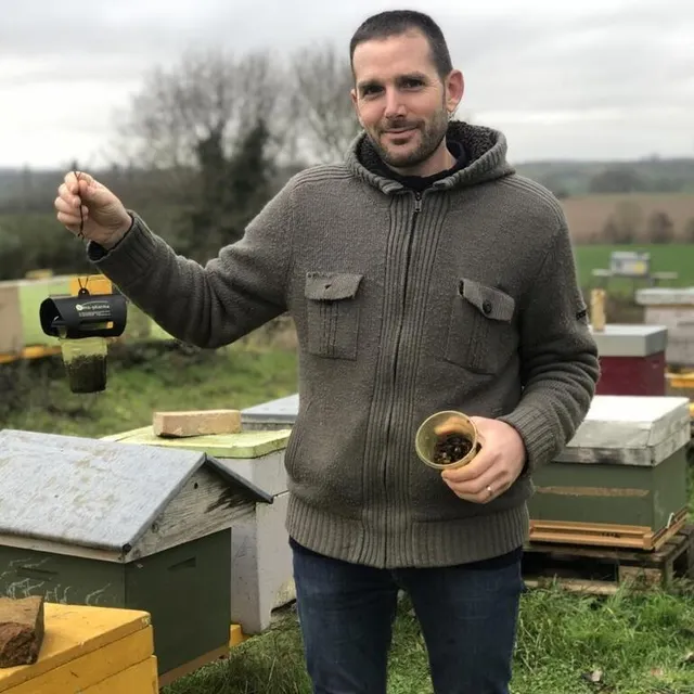 photo pascal foucher, gérant du rucher du moulin, vend des pièges à frelons à plusieurs communes sarthoises.  ©  photo le maine libre