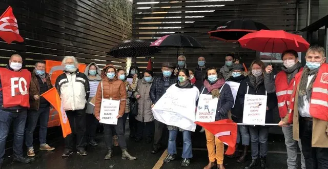 photo  personnels et familles de résidents mobilisés.  &copy;  le maine libre 