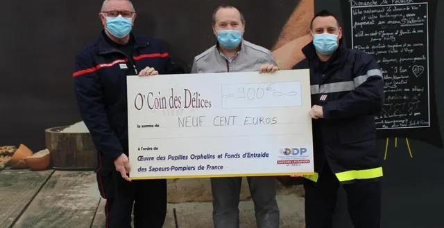 photo  le boulanger laurent bougeant (au centre) a remis un chèque de 900 € aux orphelins des sapeurs-pompiers de france.  &copy;  le maine libre 