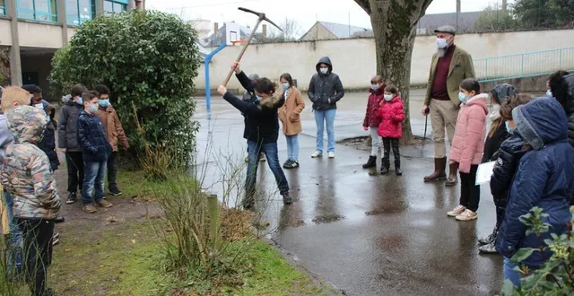 photo  un élève creuse un trou, pour y enterrer un slip. il sera déterré dans deux mois. « s’il y a beaucoup de trous dans le slip, c’est le signe d’un sol en bonne santé » annonce le directeur de l’école.  &copy;  le maine libre 