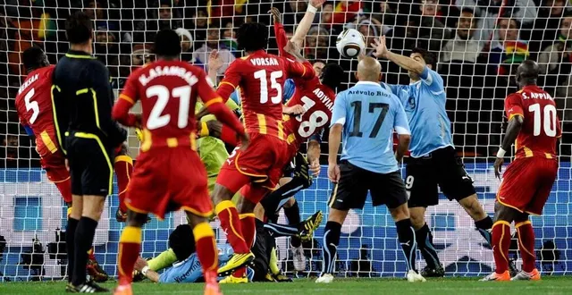 photo  l’attaquant uruguayen luis suarez avait empêché le ghana de marquer en repoussant le ballon de la main sur sa ligne, en quart de finale du mondial 2010.  &copy;  reuters 