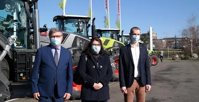 photo  de gauche à droite, patrick dallennes, le préfet de la sarthe, béatrice latouche, vice-présidente régionale, et étienne bourasseau, directeur industriel de claas tractor mardi 23 février 2021 sur le site du mans.  &copy;  ouest france 