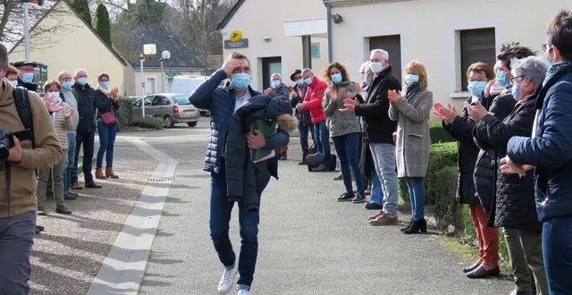 photo  olivier gaborit, secrétaire de mairie, visiblement ému par l’attention, habitants et élus se sont donné rendez-vous pour former la haie d’honneur.  &copy;  ouest-france 