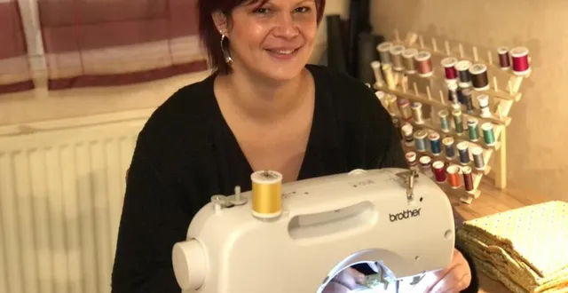 photo  karine gaudin a acquis une nouvelle machine à coudre pour pouvoir créer de multiples modèles de sacs à main et autres portefeuilles et sacs à langer.  &copy;  ouest-france 