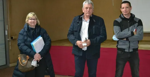 photo  sandra et régis leroy, en compagnie de sébastien duthé, sont les nouveaux gérants du multi-commerces d’avoise qui devient le triporteur.  &copy;  le maine libre 