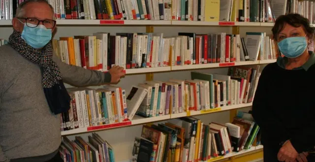 photo  céline de cormon et joël vallée, deux des neuf bénévoles à tenir les permanences.  &copy;  le maine libre 