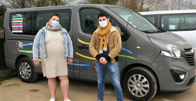 photo  adeline coulon, coordinatrice des transports enfance et andréas chryssopoulos boudet, responsable pôle enfance.  &copy;  le maine libre 