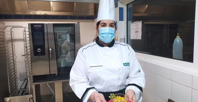 photo  sarah champion cuisine pour les collégiens avec la même passion que dans un restaurant étoilé.  &copy;  le maine libre 