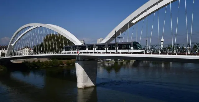 photo  la ligne d du tramway à strasbourg traverse le rhin pour rejoindre l'allemagne.  &copy;  patrick hertzog / afp 