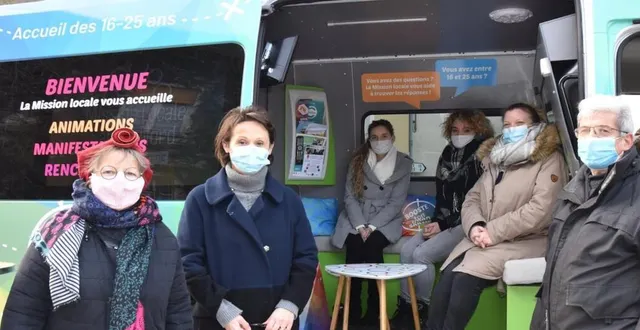 photo  au fond, les deux jeunes femmes qui ont accepté de témoigner pour le film aux côtés de leur conseillère, chantal buin, isabelle loiseau, l’adjoint au maire, marc trécul.  &copy;  le maine libre 