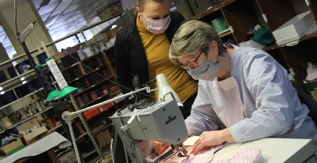 photo  corinne boulay, créatrice de la marque la week' up, et brigitte papillon, monitrice dans l’atelier plastigom de champagné.  &copy;  ouest-france 