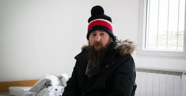 photo  ludovic, 41 ans, dans son nouveau logement avenue du général-leclerc au mans.  &copy;  ouest france 