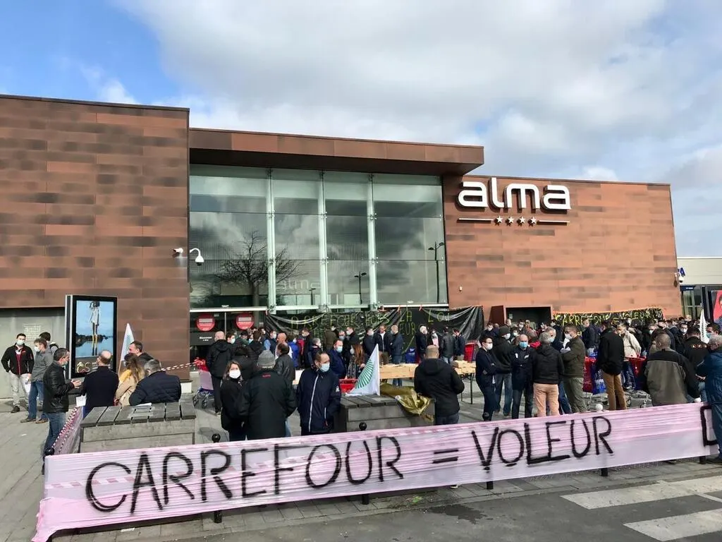 Prix de l’œuf. À Rennes, les producteurs bretons bloquent les accès au