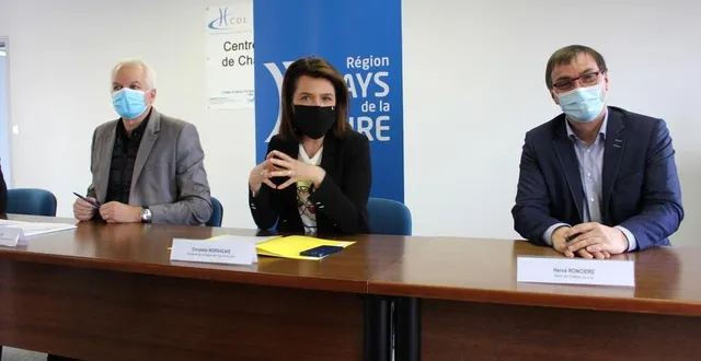 photo  jean-jacques coiplet, directeur de l’ars, christelle morançais, présidente de la région et hervé roncière, maire de montval-sur-loir.  &copy;  le maine libre 