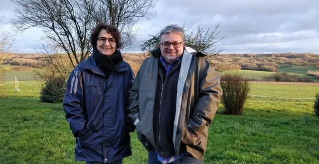 photo  louise et patrick marty, sur les hauteurs du village de saint-ulphace.  &copy;  le maine libre 