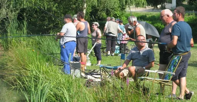 photo  concours de pêche au bord de l’étang communal.  &copy;  archives le maine libre 