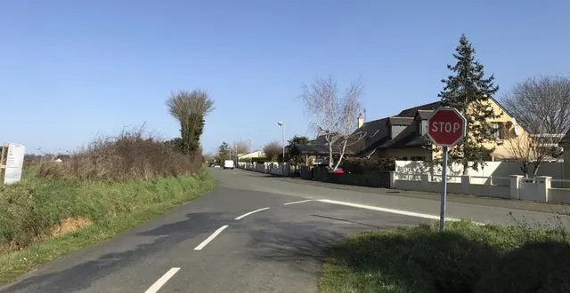 photo  le giratoire réalisé par la société alter public va modifier ce carrefour à l’embranchement du chemin noir et de la route de vauchrétien, sur la rd 127. à gauche, la pancarte annonce le permis d’aménager, daté du 8 juin 2020, pour la création d’espace public sur une surface de 47 126 m2, le futur lotissement.  &copy;  ouest-france 