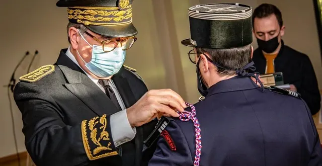 photo  mercredi 24 février 2021, le préfet de la sarthe, patrick dallennes, a remis la fourragère tricolore à huit officiers du service départemental d’incendie et de secours.  &copy;  sdis 72-guillaume lebretron 