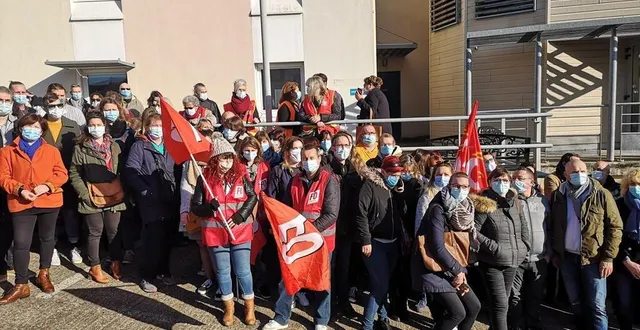 photo  une centaine de salariés de l’adapei se sont rassemblés ce vendredi 26 février, au siège social de l’association.  &copy;  le maine libre 