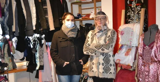 photo  magali mathis (à droite) avec ludivine, une bénévole très active.  &copy;  le maine libre 