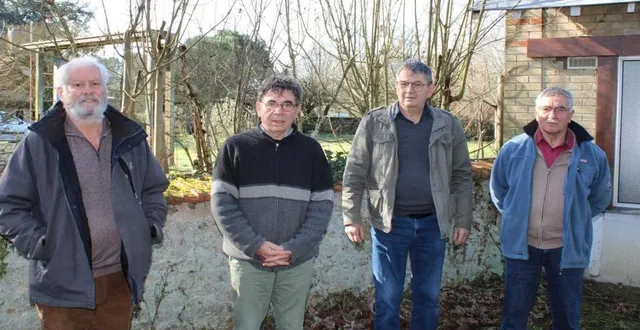 photo  de gauche à droite, yannick livet, domnin rabréaud, guy fourmy et bernard christians, dans le jardin derrière la mairie de challes.  &copy;  ouest-france 