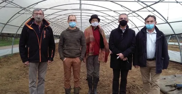 photo  jean-luc coulon, président de la ciap72, théophile briffaut, maraîcher à fillé-sur-sarthe, anya van der hoff, co-présidente du gab72, dominique dhumeaux, président de l’amrf de la sarthe et luc faburel, maire de fillé-sur-sarthe.  &copy;  gab 72 