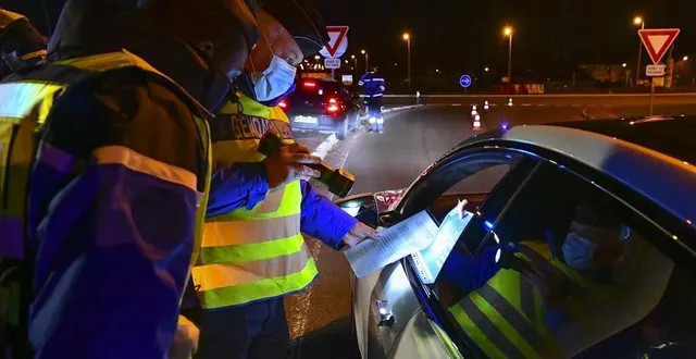 photo  saint-saturnin, samedi 27 février 2021. au rond-point de l’océane, les gendarmes de l’escadron départemental de sécurité routière contrôlent les attestations dérogatoires de déplacement pendant le couvre-feu lié au covid-19?.  &copy;  le maine libre – yvon loué 