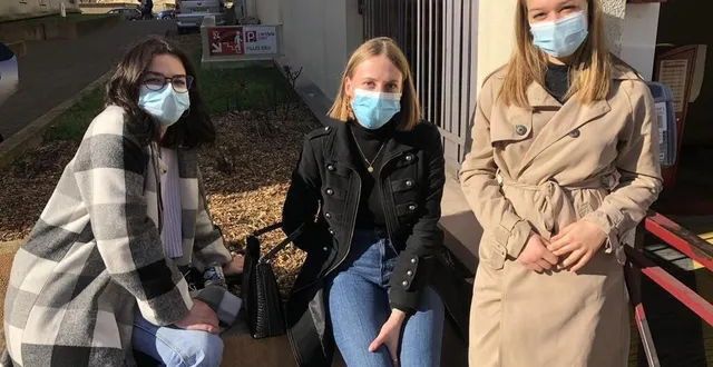 photo  le mans, samedi 27 février 2021. lya, clara et juliette, étudiantes en lea (langues étrangères appliquées) respectent le couvre-feu mais critiquent les décisions « incohérentes et contradictoires » du gouvernement. ?  &copy;  le maine libre 