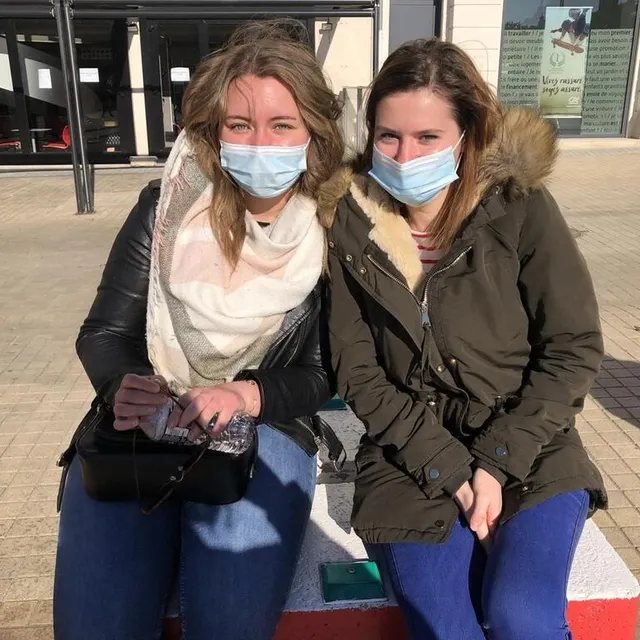 photo clarisse, 20 ans, étudiante infirmière, et lindsay, 26 ans, agent de production dans l’automobile, trouvent le couvre-feu « pas du tout utile ».  ©  le maine libre
