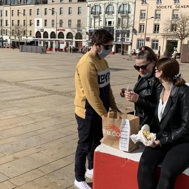 photo bain de soleil dominical pour les jeunes, au mans, ce dimanche.  ©  le maine libre