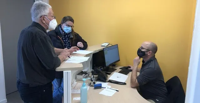 photo  pour sa journée d’ouverture, le service médical de proximité a reçu une trentaine de patients dont véronique, 48 ans (au centre) dont le cabinet du médecin traitant installé au may-sur-èvre a ?définitivement fermé ses portes, il y a deux semaines.  &copy;  ouest-france 