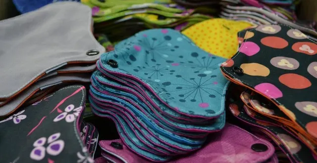 photo  des protections périodiques jetables ou, comme ici, lavables seront à disposition des femmes dans le besoin.  &copy;  photo plim 