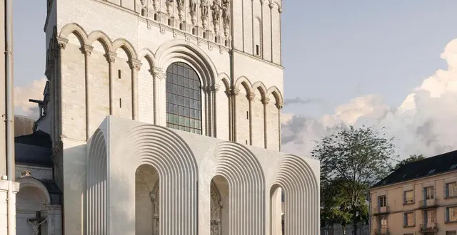 photo  selon le jury réuni le 13 octobre dernier autour du préfet, du maire et de l’évêque d’angers, la galerie dessinée par kengo kuma, destinée à protéger les décors sculptés polychromes du xiiie siècle à l’entrée de l’édifice, « s’intègre harmonieusement à un bâtiment patrimonial majeur ». ce porche de 21 mètres de longueur sera livré en 2024.  &copy;  kengo kuma & associates 