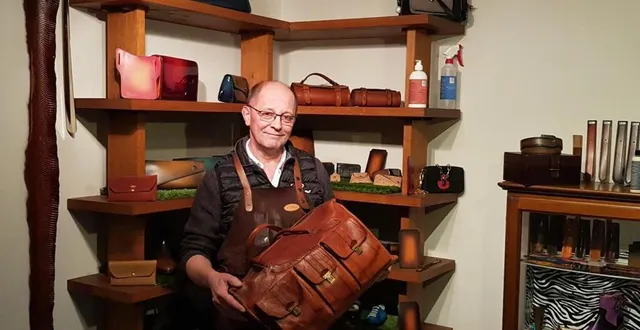 photo  jacques avec, à la main, un sac en cuir pleine fleur des années 80, auquel il vient de donner une seconde jeunesse. 
