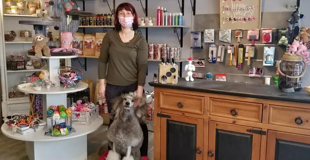 photo  mme leroux suzy dans son nouveau salon au n°1 place de la lice, à la ferté-bernard.  &copy;  le miaine libre 