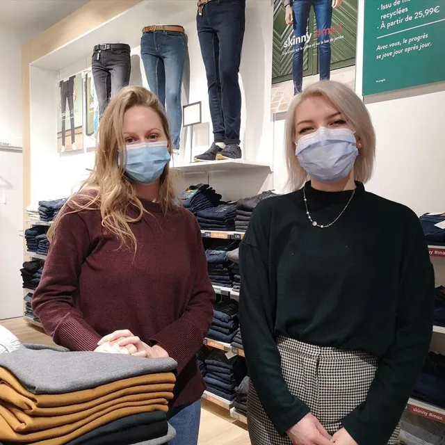 photo amandine et charlène, vendeuses au sein de la boutique jules, au centre commercial des jacobins.  ©  le maine libre