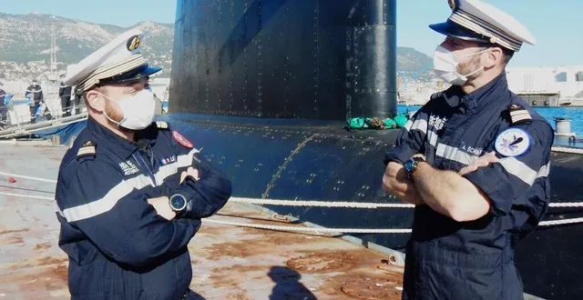 photo  pour quelques mois encore, les sarthois pierre leroy à gauche et aymeric schaeffer à droite, commandent en alternance le sous-marin d’attaque améthyste.  &copy;  marine nationale 