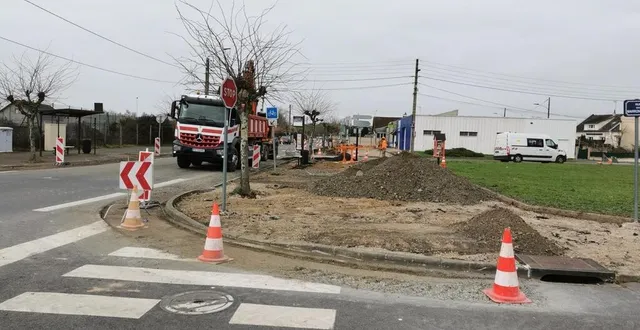 photo  avenue de la gautrie, le tronçon d’entrée de voie, jusqu’à l’angle avec la rue des marronniers est en cours de réfection  &copy;  le maine libre 
